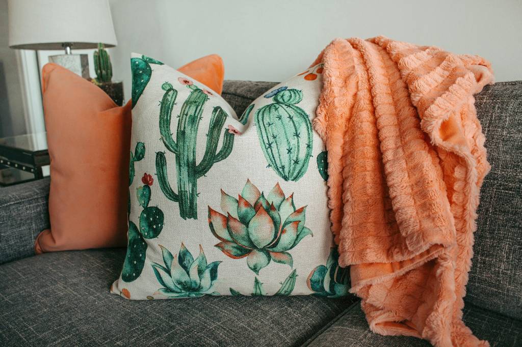 Personnalisez votre déco : idées originales pour des coussins d'intérieur uniques
