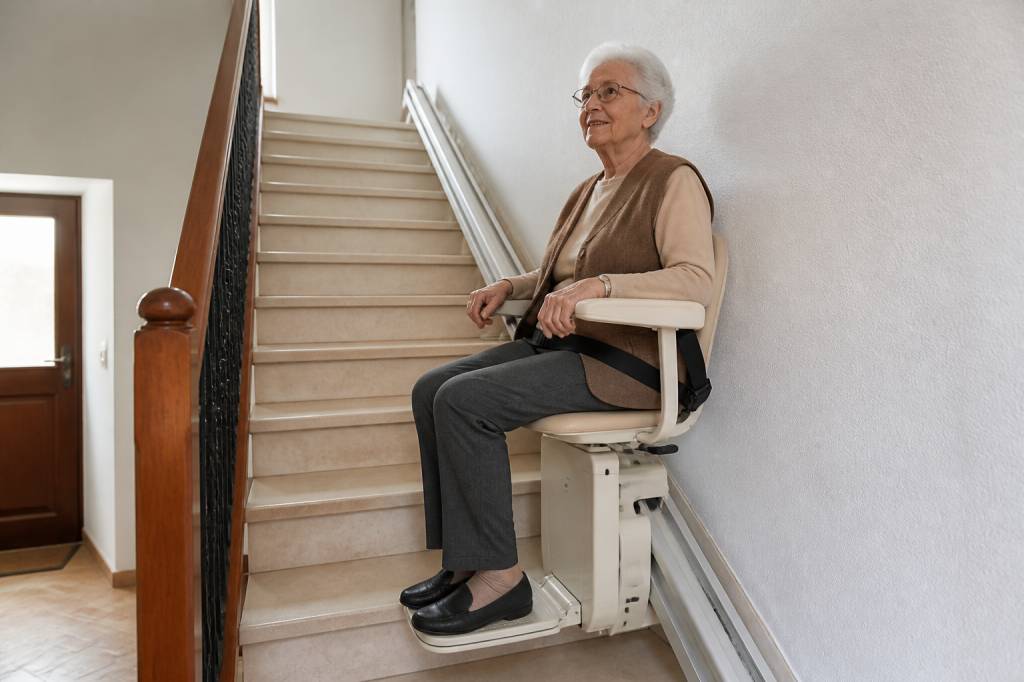 Aide pour monter les escaliers : quelles solutions choisir ?
