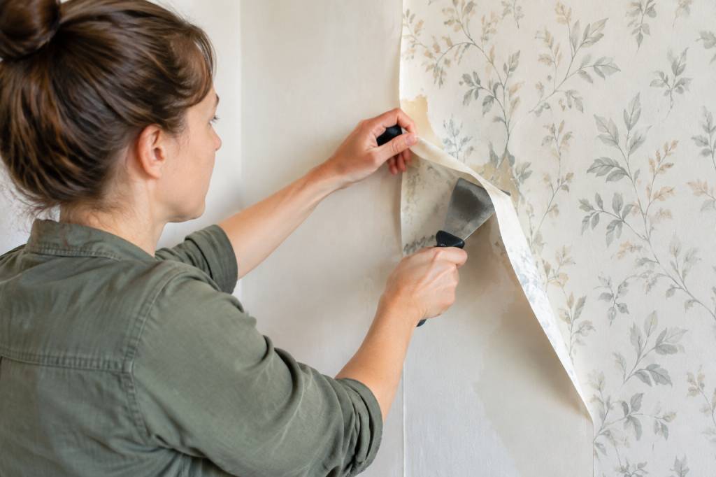 Décoller papier peint sans abîmer le mur : la méthode efficace pas à pas