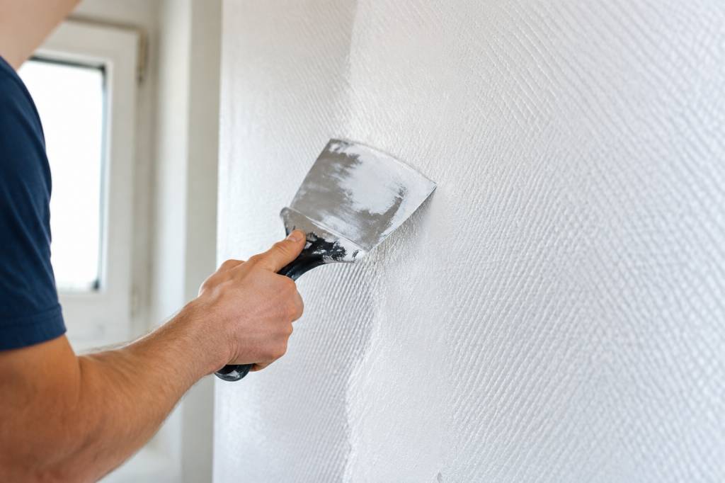 Peut-on enduire sur de la toile de verre : étapes et conseils pratiques