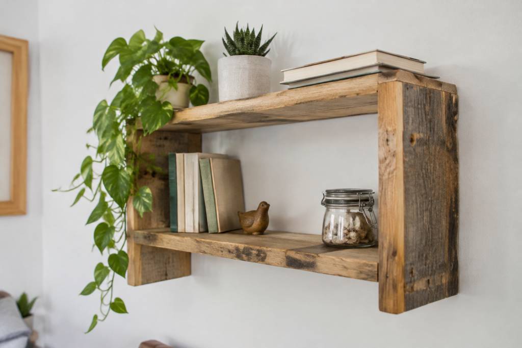 Idée de bricolage facile et utile : fabriquez une étagère murale en bois de récupération